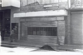 Fotografía de un edificio situado en avenida central, calle 5 y 7. Se observa puertas y ventanas ...