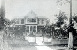 Fotografía de la fachada de la casa del Rey del café Julio Sánchez Lépiz, ubicada en su hacienda....