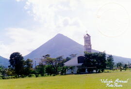 Fotografía de la Iglesia de La Fortuna en el Cantón de Bagaces. Al fondo el volcán Arenal, Guanac...