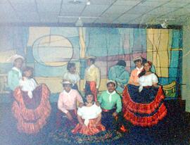 Fotografía con la imagen del grupo de bailes folclóricos del Archivo Nacional , en el auditorio d...