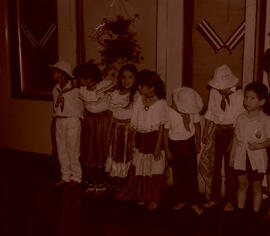 Fotografías de la presentación del grupo de bailes folclóricos de la Escuela San Lorenzo, en el a...