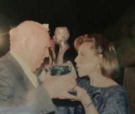Fotografía del historiador Carlos Meléndez recibiendo el premio Magón de manos de Aida Feingezich...