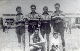Fotografías de la familia Azofeifa Víquez, integrantes de un equipo de fútbol Enrique Azofeifa Ví...