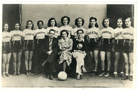 Fotografía con la imagen del equipo de baloncesto femenino La Libertad. Se aprecian Carlos Luis J...