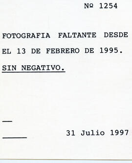 Fotografías de un desfile de colegiales y funcionarios del Archivo Nacional con motivo de la exhi...