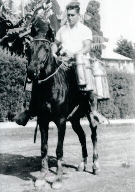 Fotografía con la imagen de un joven lechero de a caballo en Coronado San José