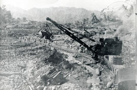 Fotografía de la línea ferroviaria construida, después delíderrumbe del 18 de marzo de 1951, sobr...