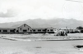 Fotografía con la imagen de la Plaza Rooselvelt en San Pedro de Montes de Oca. Al frente el edifi...