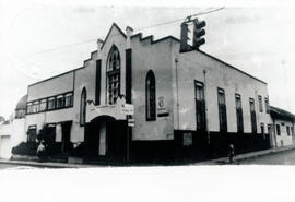 Fotografía de un edificio situado cerca de la Catedral de Alajuela. Actualmente 1992 es un templo...
