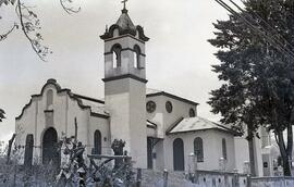 Fotografías de Coronado, provincia de San José. Se observa una pequeña iglesia, niños en frente d...