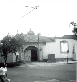Fotografía del frente sureste de la fábrica Nacional de Licores. Situado en avenida 3, calle 15. ...