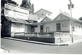 Fotografía de una casa de habitación, esquina frente a la esquina noreste de la Caja Costarricens...