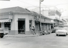 Fotografía del edificio de la Farmacia Montes de Oca. Tomas lateral y frontal. Situada en calle 5...