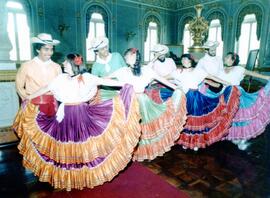Fotografía del grupo de bailes folclóricos del Archivo Nacional, en el foyer del Teatro Nacional....