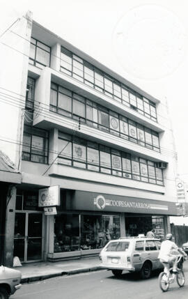 Fotografía del edificio Víctoria, situado en avenida 3 entre calles 3 y 5. Este edificio alberga ...