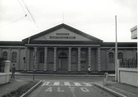 Fotografía del edificio de la Escuela Juan Rafael Mora en avenida 1, San José.
