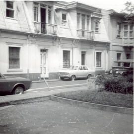 Fotografía con la imagen del edificio de los consultorios del Dr. Oreamuno Flores y la Dra. Alici...