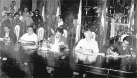 Fotografía de la firma del Acuerdo de Esquipulas de 1987 que terminó la mayor parte de las guerra...