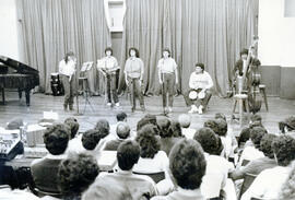 Fotografía del Festival de la Canción Universitaria. Se observa la intervención del grupo Adelant...