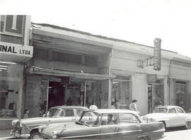 Fotografía del edificio de las tiendas La Francesa y La Minerva, situados en avenida central, cal...