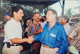Fotografía de Víctor Herrera estrechando su mano con el expresidente Miguel Ángel Rodríguez