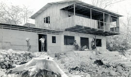Fotografía de un edificio de dos plantas en construcción en Puntarenas Puntarenas