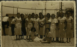 Tarjeta postal con la imagen de un grupo de 14 mujeres jóvenes de Alajuela. Costa Rica