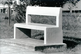 Fotografía con la imagen de un poyo asiento del parque de San Pablo de León Cortés, situado frent...