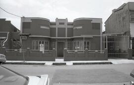 Fotografía del frente de la casa de habitación T2041, diseñada al estilo art-deco, con un jardín ...