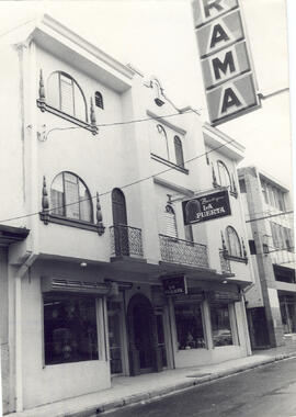 Fotografía del edificio de la Boutique La Puerta, situado en avenida central y segunda, calle 7 S...