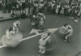 Fotografías del grupo de bailes típicos en el Archivo Nacional en la celebración de la Independen...