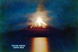 Fotografías del volcán Arenal. Una de las tomas fue hecha al volcán en erupción y la otra desde e...