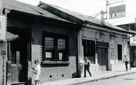 Fotografía de antiguas residencias, hoy día ocupadas por diferentes negocios, en avenida 5, calle...