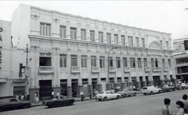 Fotografía del antiguo Teatro Raventos actual Teatro Popular Melico Salazar. Calle Central, Aveni...