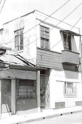 Fotografías de un edificio de dos plantas utilizado como residencia, situado en calle 3 avenidas ...