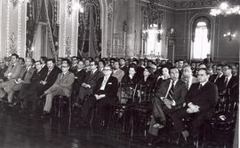 Fotografía con la imagen de los asistentes al acto de ratificación del convenio entre las Nacione...