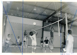 Fotografías de los participantes en un juego de Voleibol, realizadas durante los Juegos Comunales...
