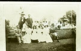 Fotografía de personas en el Parque Central de San José