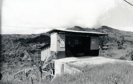 Fotografía de la caseta recibidora de café de la Cafetalera Industrial La Meseta S.A., en San Pab...
