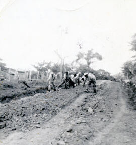 Fotografía que muestran el arreglo de caminos vecinales en áreas rurales y urbanas San José