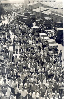 Fotografía del acto de entrega de maquinaria por el Gobierno Central en Heredia, junto con la con...