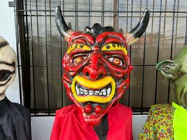 Fotografías de mascaradas tradicionales de Upala que incluyen personajes como el diablo, la gigan...