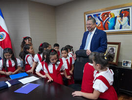 Fotografías de la visita de la escuela de Guarari a Casa Presidencial guiada por el Presidente de...