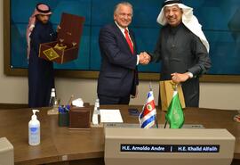 Fotografías del canciller Arnoldo André Tinoco con el ministro de inversiones de Arabia Saudita, ...