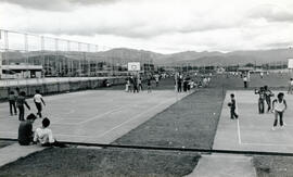 Fotografía con la imagen de la Plaza González Víquez. Se observan campos de basketball, football ...