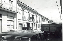 Fotografía vista del frente del edificio del Hotel Fornos. Situado en avenida 3 y 5, calle 3, ace...