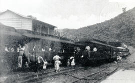 Fotografía de la estación del Ferrocarril Infiernillo en Santa María de Juan Viñas. Se observa pa...
