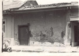 Fotografía de vista de una casa antigua frente a la Librería López, situada en avenida 6 y 8, cal...