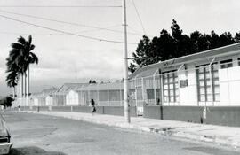 Fotografías con imágenes de las fachadas del edificio del Liceo Mauro Fernández en Tibás San José