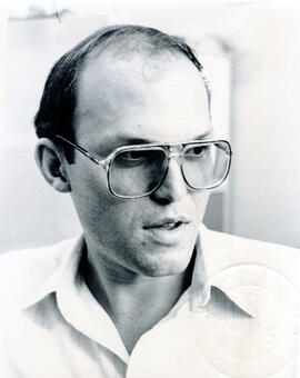 Fotografía con la imagen del Lic. José Miguel Paes, Director de Mioscopía Electrónica San José
